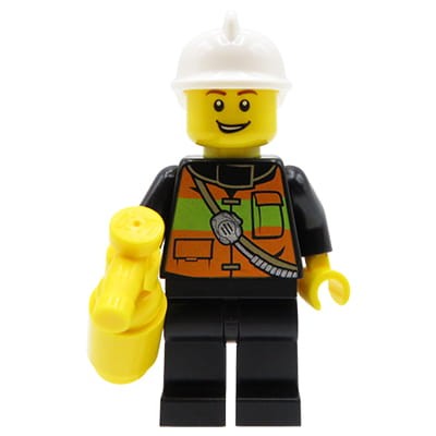 Minifigurka LEGO strażak z żółtą gaśnicą, w kamizelce z odblaskami i białym hełmie.