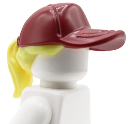 Accéder au produit Cheveux de la figurine LEGO - femme, blonde, queue de cheval, casquette rouge foncé