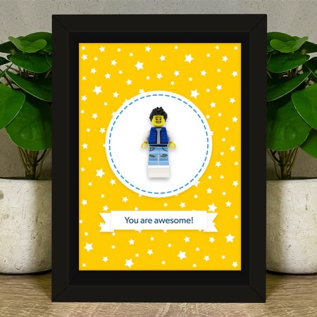 Personalisierte LEGO® Figur im Rahmen mit gelbem Hintergrund – personalisiertes Geschenk für ihn, sie und LEGO-Fan