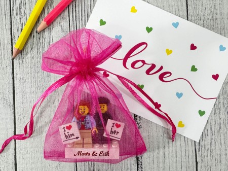 Figurines LEGO® personnalisées couple avec panneaux Love et votre texte - emballage cadeau