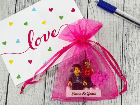 Personalizowane figurki LEGO® Para z sercem i Twoim napisem - opakowanie prezentowe
