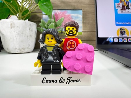 Personalizowane figurki LEGO® Para z sercem i Twoim napisem - przykład personalizacji 1
