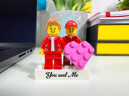 Personalizowane figurki LEGO® Para z sercem i Twoim napisem - przykład personalizacji 2