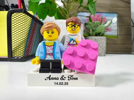 Figurines LEGO® personnalisées couple avec cœur et votre texte - exemple de personnalisation 3