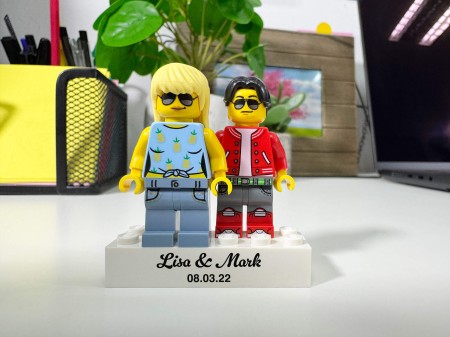 Figurines LEGO® personnalisées couple avec votre texte sur une base - exemple de personnalisation 1