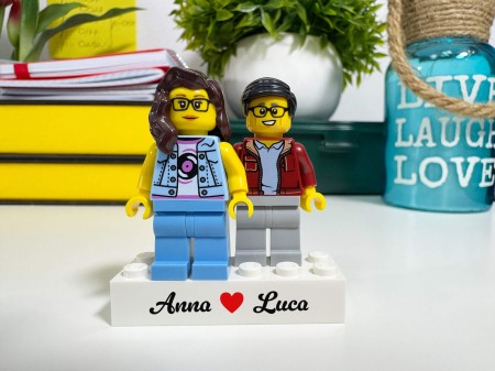 Figurines LEGO® personnalisées couple avec votre texte sur une base - exemple de personnalisation 3