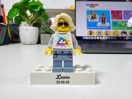 Personalisierte LEGO® Figur mit deinem Text auf dem Stein - Personalisierungsbeispiel 1