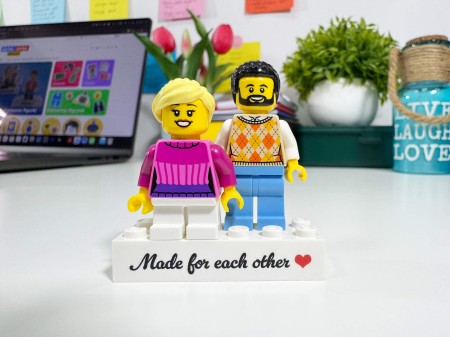 Figurines LEGO® personnalisées couple avec panneau Made for each other  - exemple de personnalisation 1