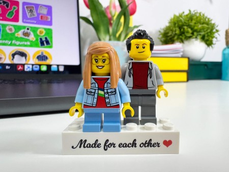 Figurines LEGO® personnalisées couple avec panneau Made for each other  - exemple de personnalisation 3