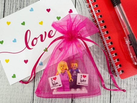 Personalisierte LEGO® Figuren Paar mit Love-Schildern - Geschenkverpackung