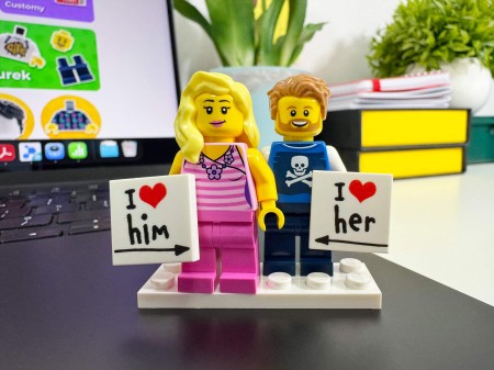 Personalisierte LEGO® Figuren Paar mit Love-Schildern - Personalisierungsbeispiel 1