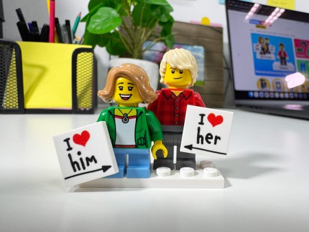 Personalisierte LEGO® Figuren Paar mit Love-Schildern - Personalisierungsbeispiel 2