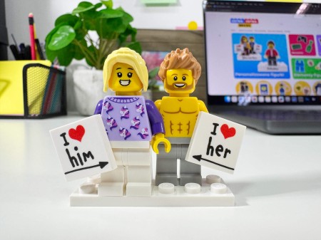 Personalisierte LEGO® Figuren Paar mit Love-Schildern - Personalisierungsbeispiel 3