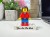 Personalizowana figurka LEGO® napisem na podstawce w prezencie dla mamy - przykład personalizacji 3