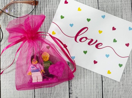 Figurines LEGO® personnalisées couple avec cœur – emballage cadeau