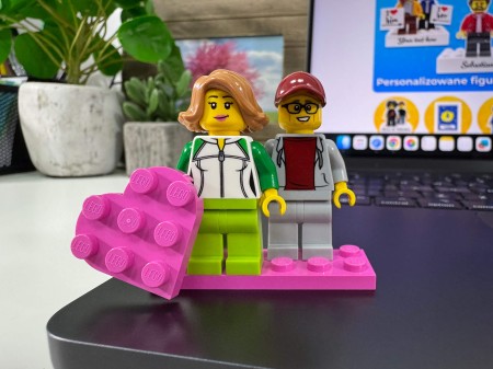 Figurines LEGO® personnalisées couple avec cœur – exemple de personnalisation 3