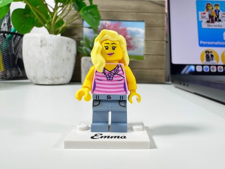 Figurine LEGO® personnalisée avec votre texte sur une plaque – exemple de personnalisation 2