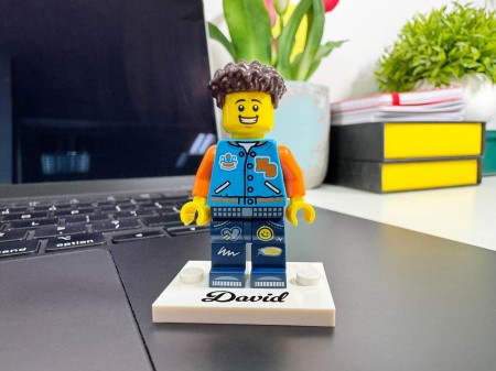 Personalisierte LEGO® Figur mit deinem Text auf der Platte - Personalisierungsbeispiel 3