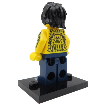 Figurka lego custom Inkhead - fan tatuaży na podstawce, widok z tyłu