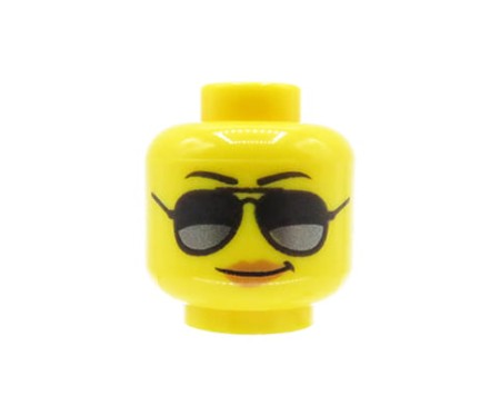 Głowa figurki LEGO w kolorze żółtym, damska, czarno-srebrne okulary przeciwsłoneczne, czarne brwi, brzoskwiniowe usta, lekki uśmieszek.