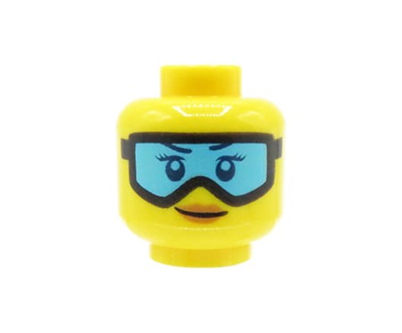 Głowa figurki LEGO w kolorze żółtym, damska, jasnoniebieskie gogle narciarskie, rzęsy, delikatny uśmiech.