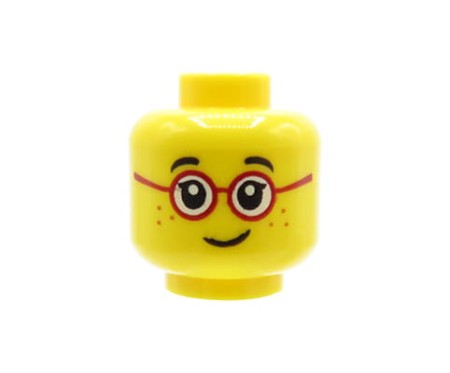Głowa figurki LEGO w kolorze żółtym, dziecko, z okularami w kolorze czerwonym, z uśmiechniętą miną i piegi.