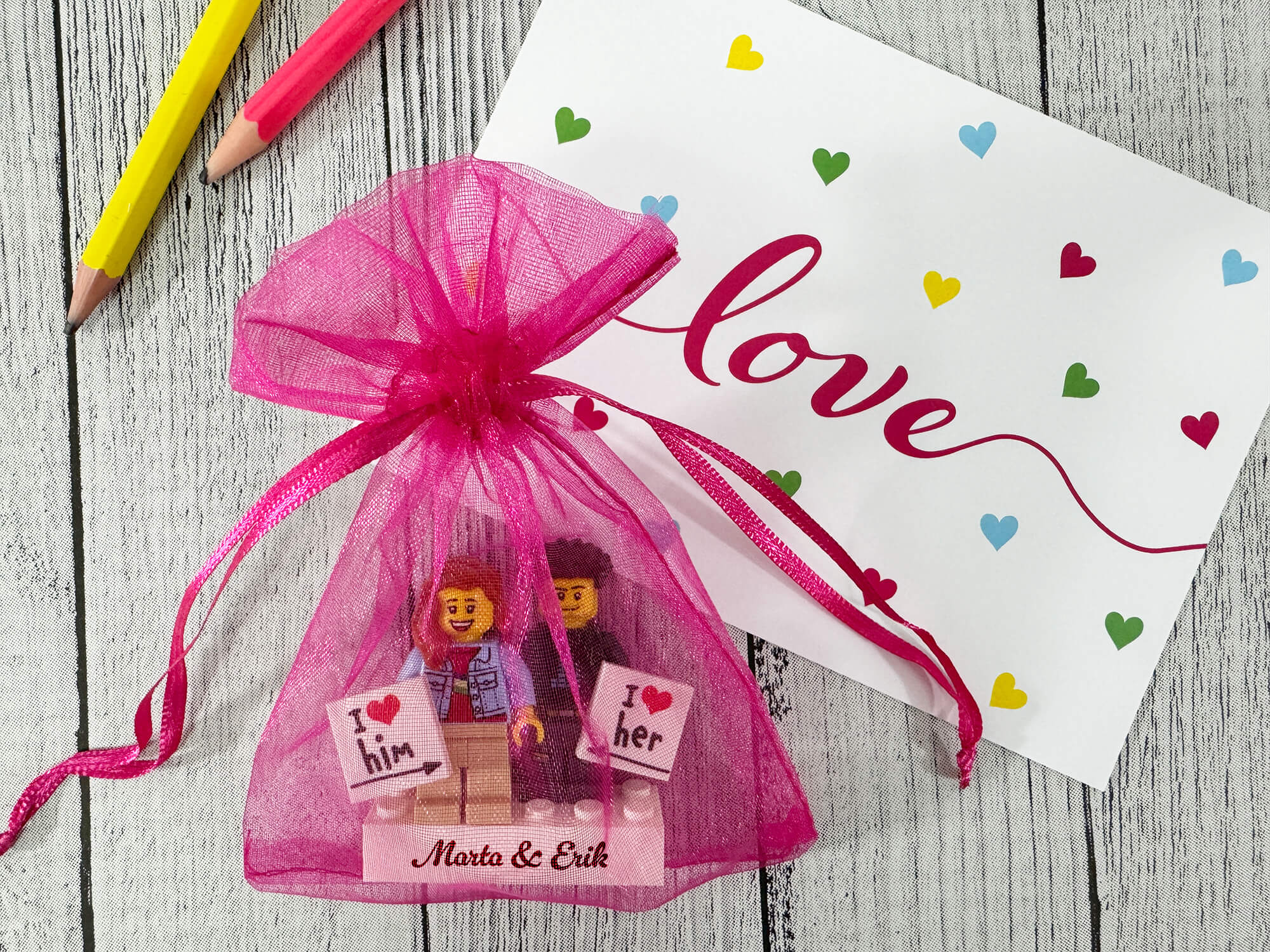 Figurines LEGO® personnalisées couple avec panneaux Love et votre texte - emballage cadeau