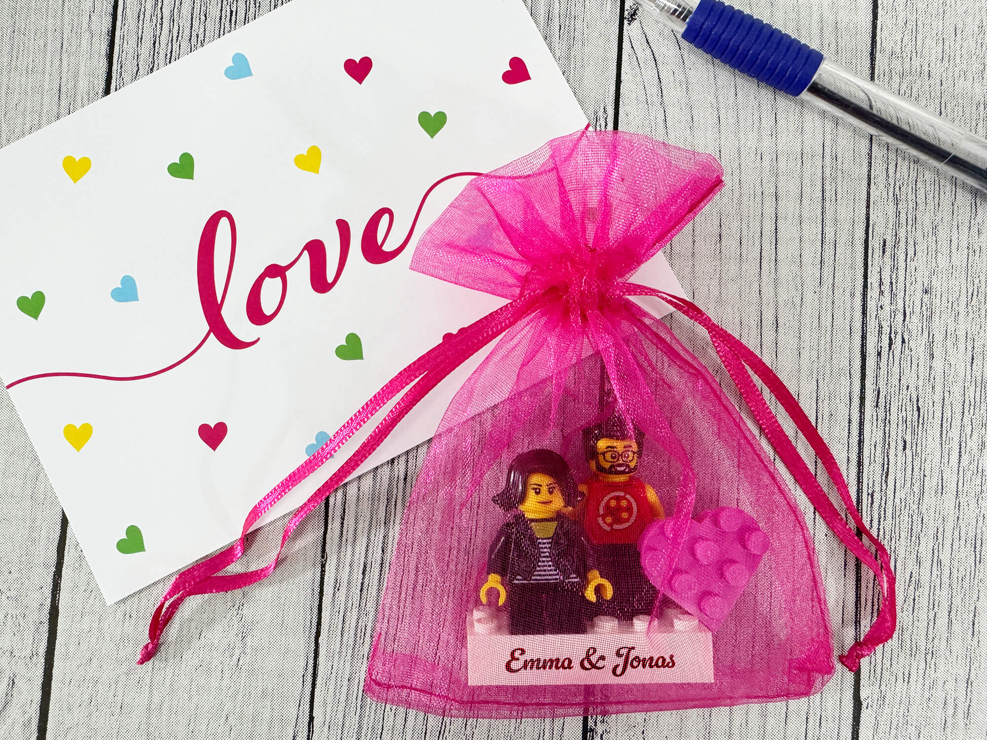Personalizowane figurki LEGO® Para z sercem i Twoim napisem - opakowanie prezentowe