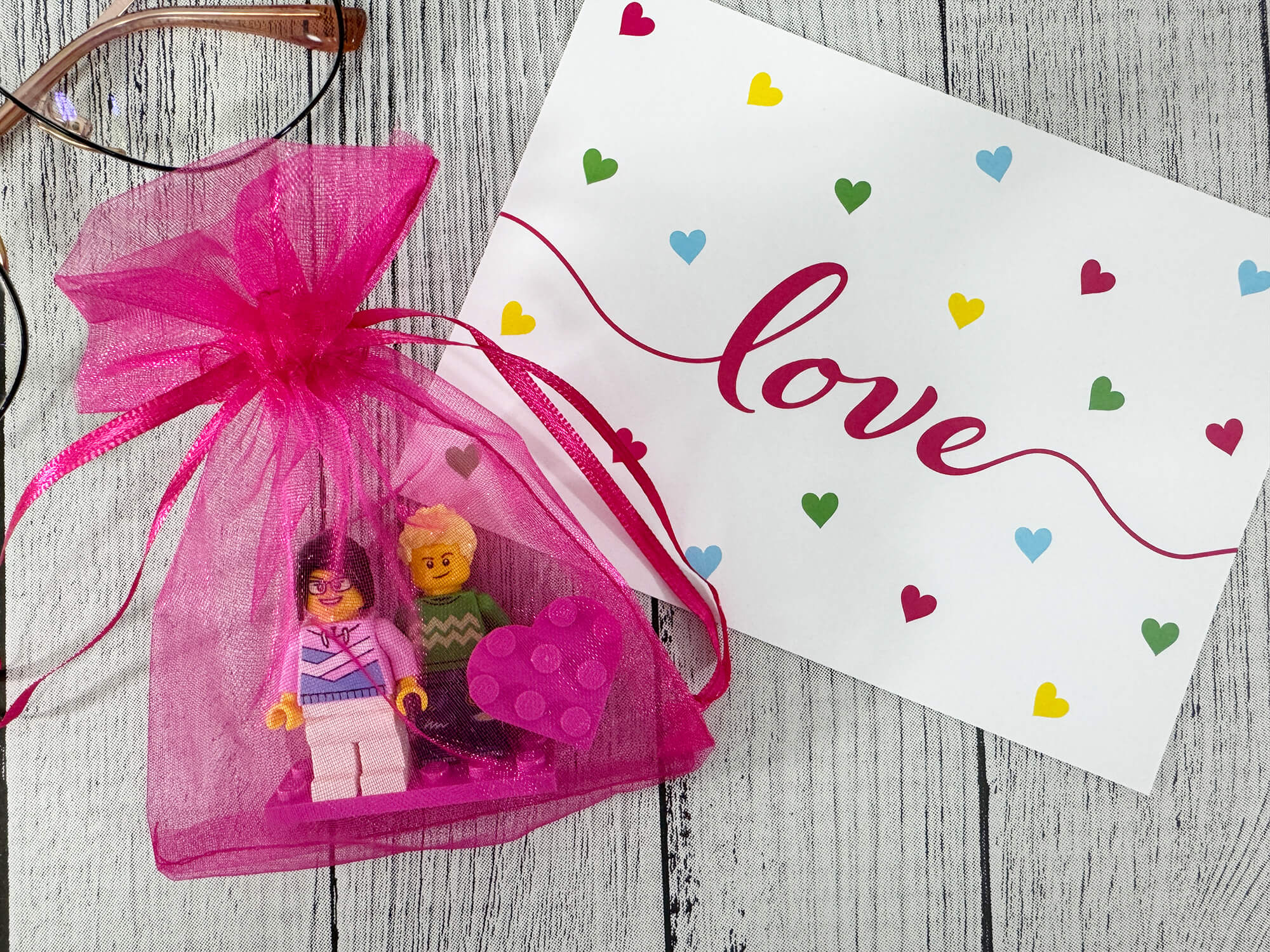Personalisierte LEGO® Figuren Paar mit Herz - Geschenkverpackung