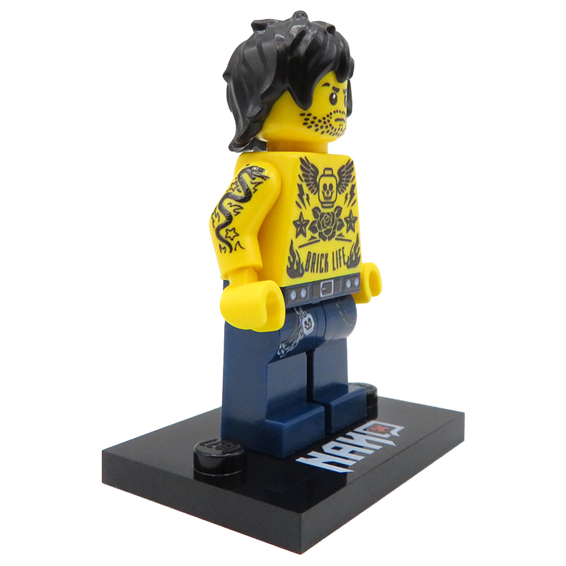 Figurka lego custom Inkhead - fan tatuaży na podstawce, widok z boku